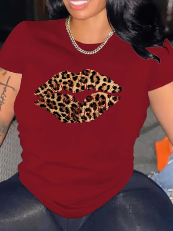 Leopárdmintás, ajakmintás, kerek nyakú póló, rövid ujjú, lezser felső, nyári és tavaszi viseletre alkalmas, női ruházat