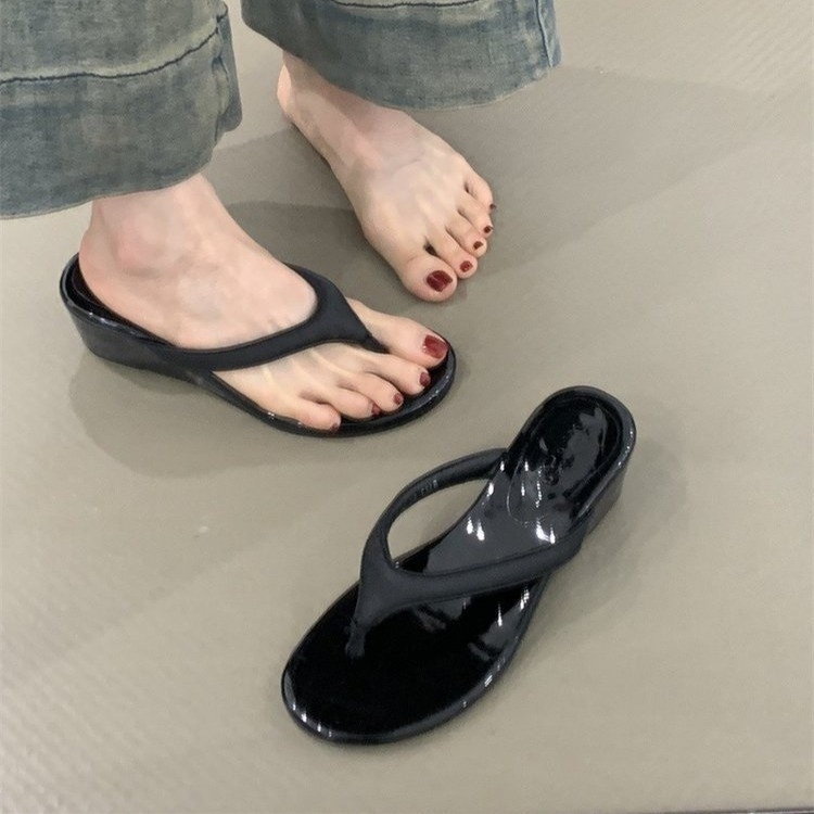 Francia stílusú, ezüst színű, vastag talpú papucsok, női nyári szett, divatos 2025-ös új, megemelt talpú papucsok.