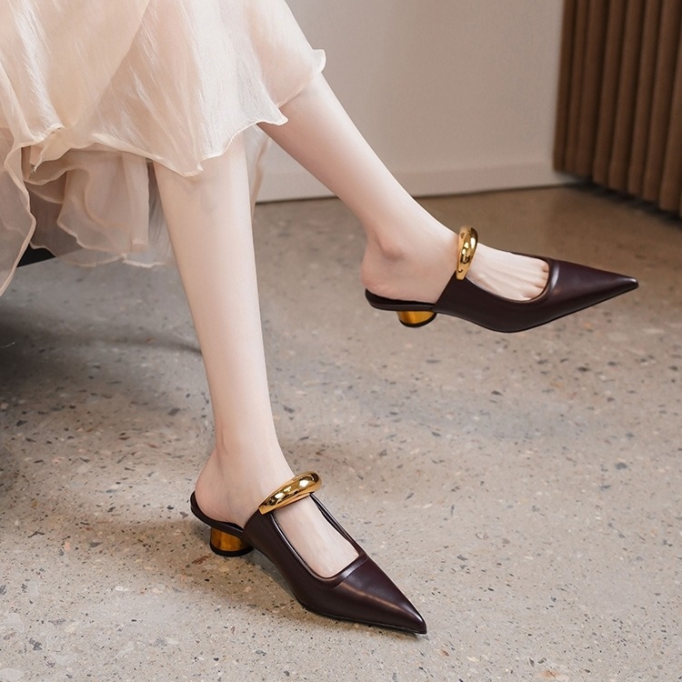 Lihtsate teravate naeltega Muelleri sussid, naiste prantsuse stiilis paksu kontsaga, keskkontsaga, poolsussid, metallninadega, poolrealised sandaalid