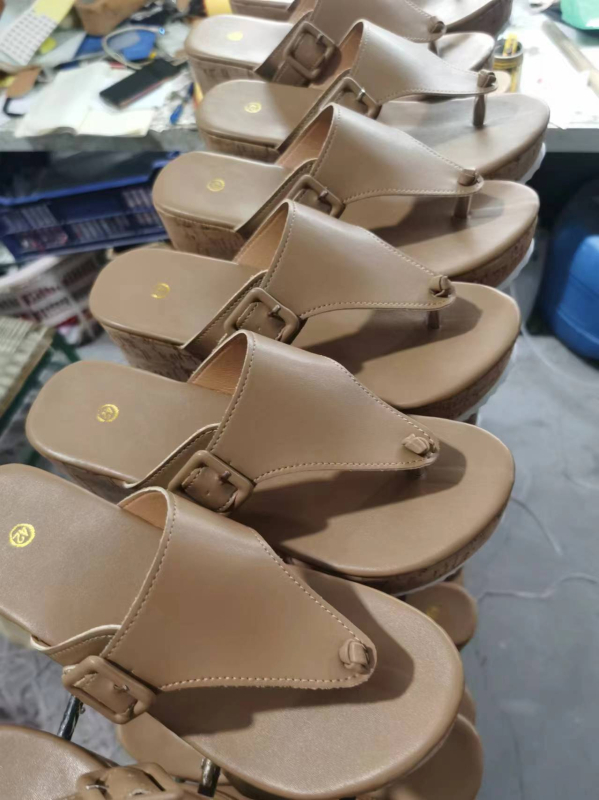 2023 Nyári Új Vastag Talpú Női Cipők Külkereskedelmi Nagy Méretű Wish Független Állomású Éktalpú Női Csatos Szandál Spot