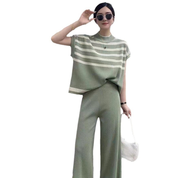Απλό και κομψό ριγέ πλεκτό γιλέκο + μοντέρνο στενό παντελόνι με φαρδιά μπατζάκια για γυναίκες με εκλεπτυσμένη και επαγγελματική εμφάνιση
