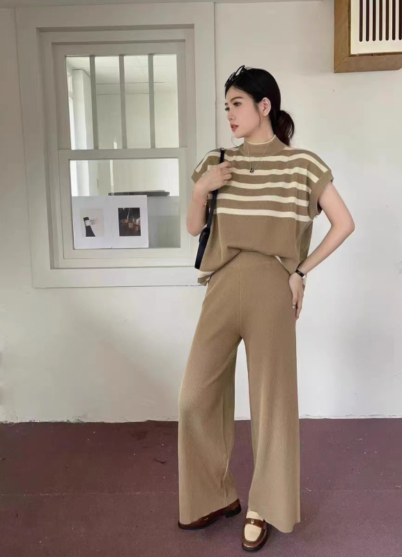 Határokon átnyúló kereskedelem Egyszerű és elegáns csíkos kötött mellényfelső + divatos, karcsúsított, bő szárú női nadrág kifinomult és professzionális megjelenéssel