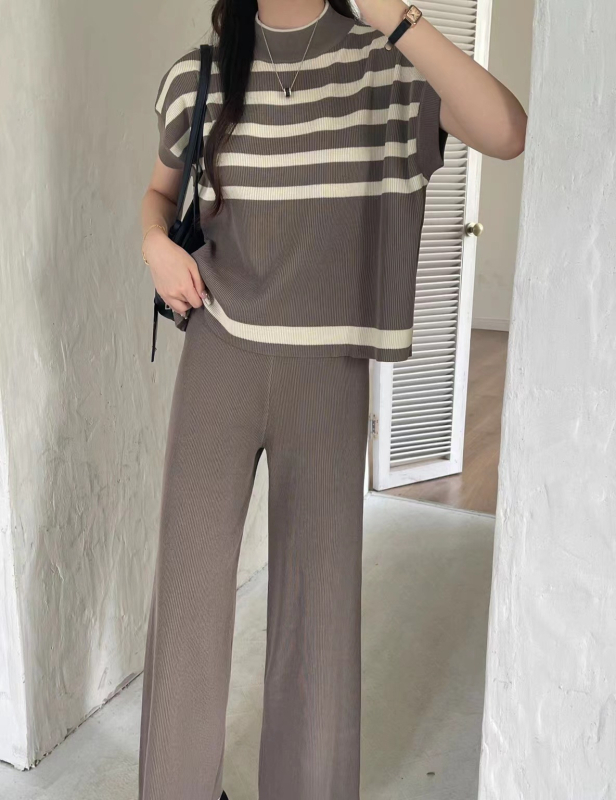 Határokon átnyúló kereskedelem Egyszerű és elegáns csíkos kötött mellényfelső + divatos, karcsúsított, bő szárú női nadrág kifinomult és professzionális megjelenéssel
