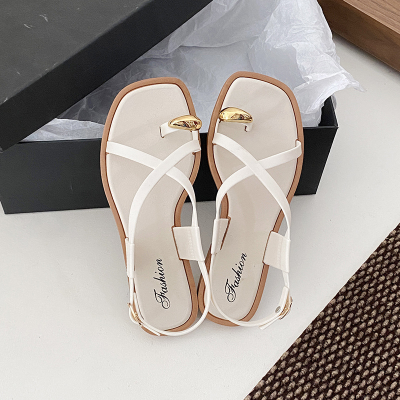 2025 Új Érkezés Állítható Orrú Szandálok és Papucsok Női Nyári Öltözet Internet Híres Ins Római Lapos Szandálok Csíptetős Orrú Női Cipők