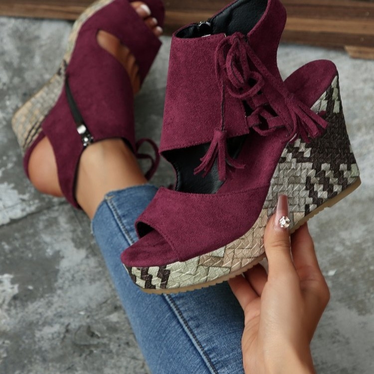 Határokon átnyúló, plus size európai és amerikai ékszandálok női 2025 tavaszi/nyári bojtos, magas sarkú, halszájjal díszített, vastag talpú női cipők platformcipők