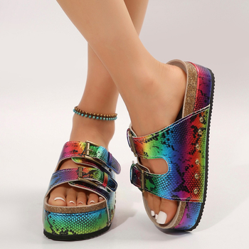 Plius dydžio „Birkenstocks“ bateliai su platforma, 2025 m. pavasario ir vasaros kolekcijos. Nauji vintažiniai „Birkenstocks“ bateliai su atviromis nosimis moterims.