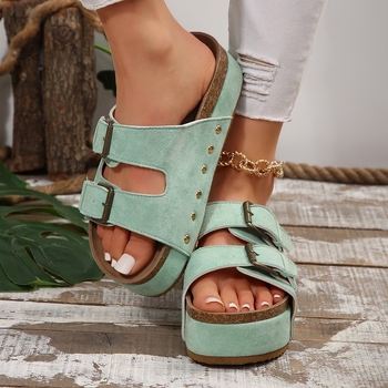 Plius dydžio „Birkenstocks“ bateliai su platforma, 2025 m. pavasario ir vasaros kolekcijos. Nauji vintažiniai „Birkenstocks“ bateliai su atviromis nosimis moterims.