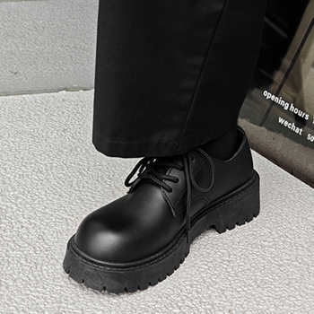 Vyriški pavasariniai laisvalaikio bateliai su didelėmis pirštais, odiniai, storu padu, padidinto padu, juodi, madingi, retro stiliaus bateliai.