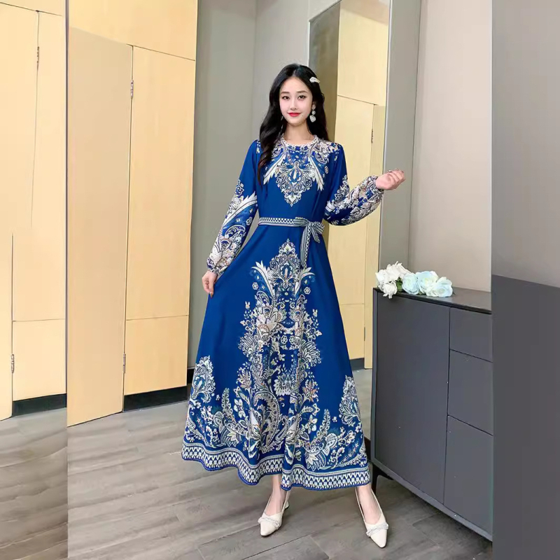 1701-es virágmintás, hosszú ujjú ruha