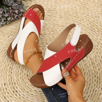 Külkereskedelmi molett méretű, színben illő, vastag aljú, üreges strandszandálok 2024 tavasszal és ősszel, új, lapos, ék alakú, halszájszandál nőknek.