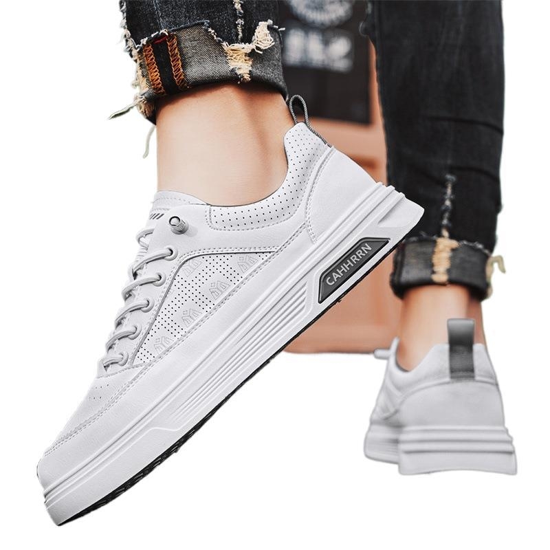 Férfi cipők 2025 Új férfi lusta fűzőmentes alkalmi deszkás cipő megnövelt puha talpú sportcipő tinédzser fehér cipő