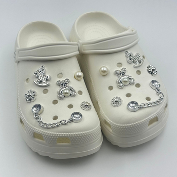 „Xiaohongshu“ rekomenduojami „pasidaryk pats“ krokodilų batų pakabukai, batų sagtys su perlais ir cirkoniais, integruotos sagtys madingam stiliui