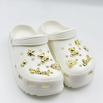 „Xiaohongshu“ rekomenduojami „pasidaryk pats“ krokodilų batų pakabukai, batų sagtys su perlais ir cirkoniais, integruotos sagtys madingam stiliui