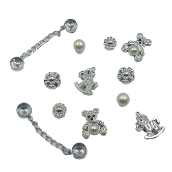 „Xiaohongshu“ rekomenduojami „pasidaryk pats“ krokodilų batų pakabukai, batų sagtys su perlais ir cirkoniais, integruotos sagtys madingam stiliui