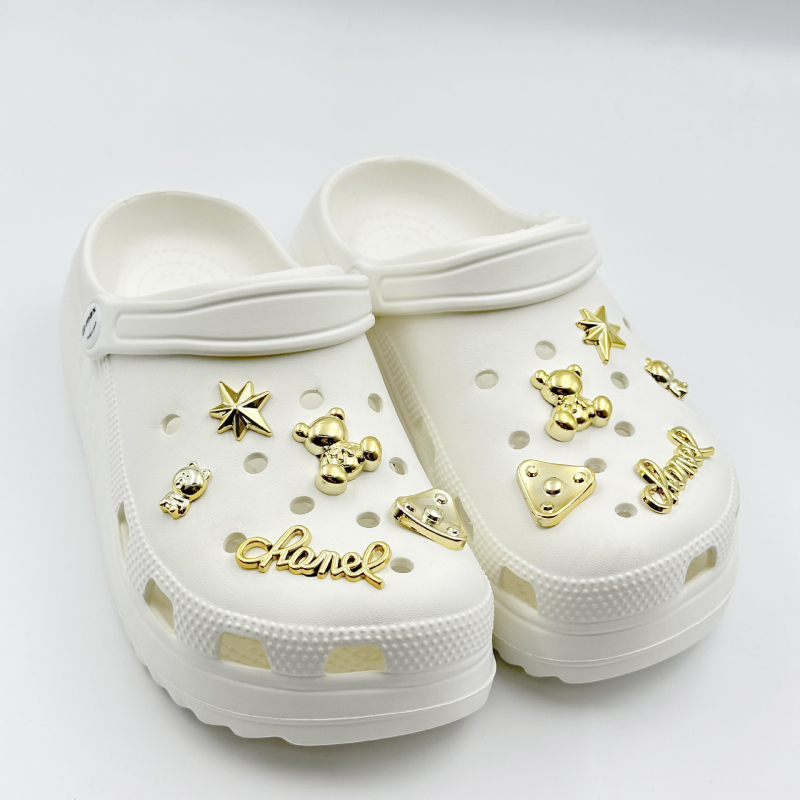 „Xiaohongshu“ rekomenduojami „pasidaryk pats“ krokodilų batų pakabukai, batų sagtys su perlais ir cirkoniais, integruotos sagtys madingam stiliui