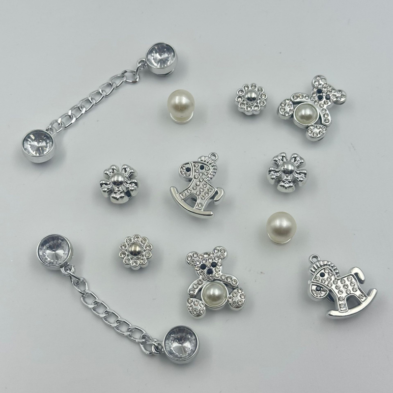 „Xiaohongshu“ rekomenduojami „pasidaryk pats“ krokodilų batų pakabukai, batų sagtys su perlais ir cirkoniais, integruotos sagtys madingam stiliui