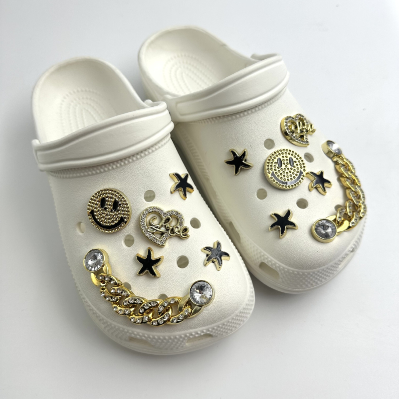 „Xiaohongshu“ rekomenduojami „pasidaryk pats“ krokodilų batų pakabukai, batų sagtys su perlais ir cirkoniais, integruotos sagtys madingam stiliui