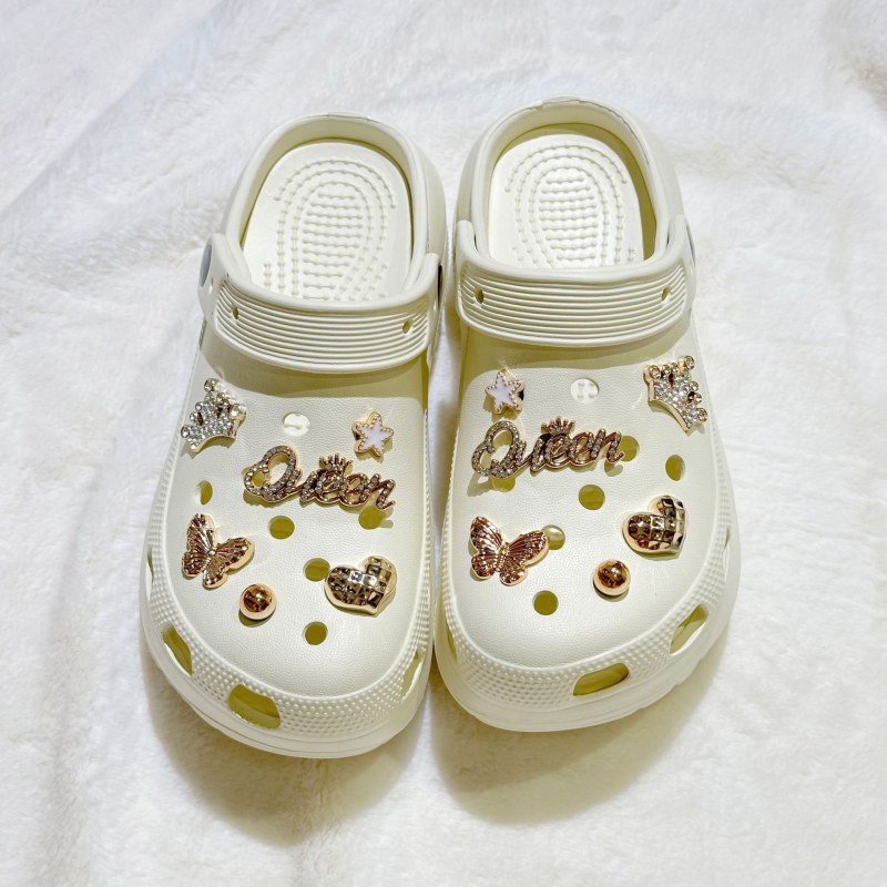 „Xiaohongshu“ rekomenduojami „pasidaryk pats“ krokodilų batų pakabukai, batų sagtys su perlais ir cirkoniais, integruotos sagtys madingam stiliui