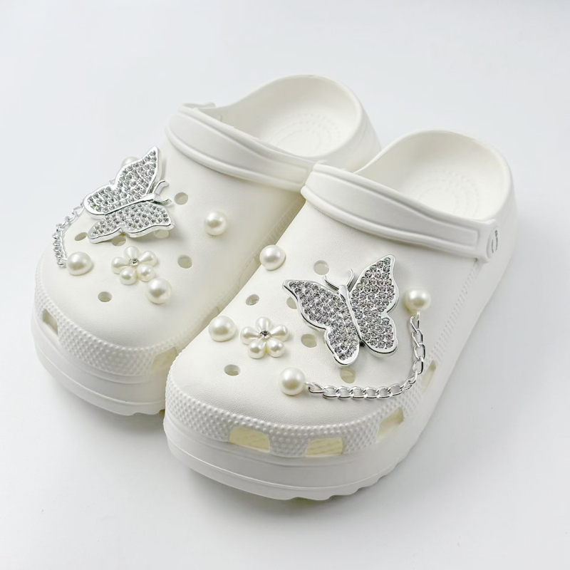 „Xiaohongshu“ rekomenduojami „pasidaryk pats“ krokodilų batų pakabukai, batų sagtys su perlais ir cirkoniais, integruotos sagtys madingam stiliui