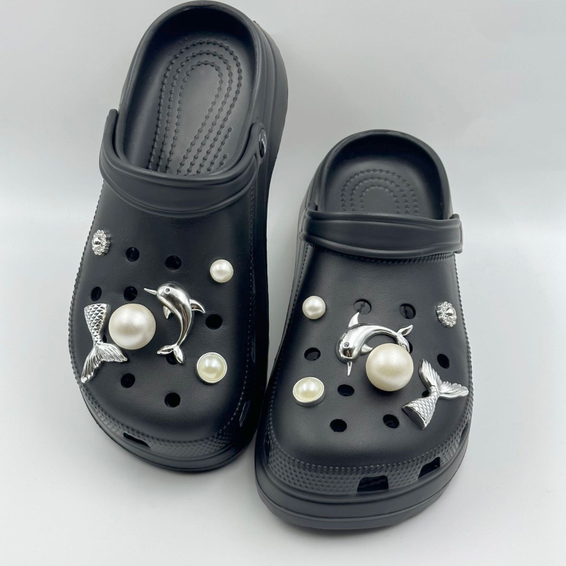 „Xiaohongshu“ rekomenduojami „pasidaryk pats“ krokodilų batų pakabukai, batų sagtys su perlais ir cirkoniais, integruotos sagtys madingam stiliui