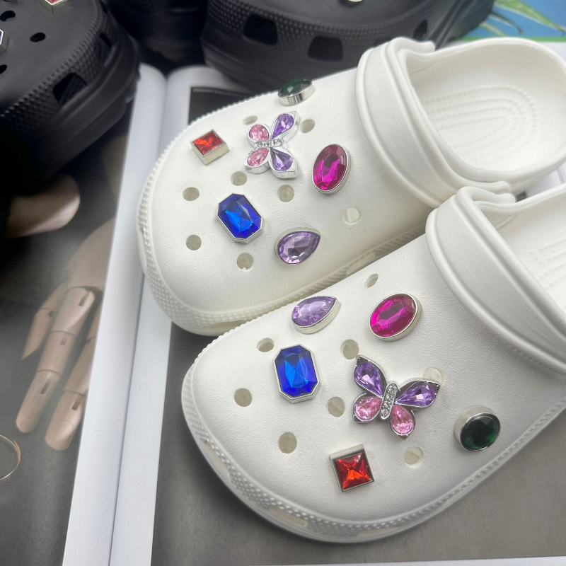 „Xiaohongshu“ rekomenduojami „pasidaryk pats“ krokodilų batų pakabukai, batų sagtys su perlais ir cirkoniais, integruotos sagtys madingam stiliui