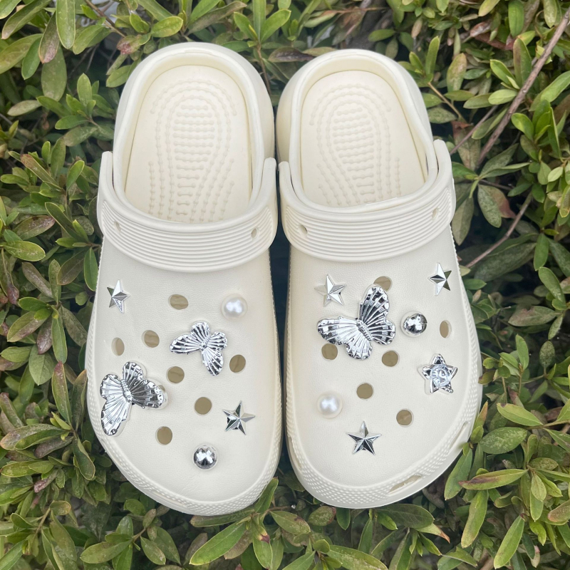 „Xiaohongshu“ rekomenduojami „pasidaryk pats“ krokodilų batų pakabukai, batų sagtys su perlais ir cirkoniais, integruotos sagtys madingam stiliui