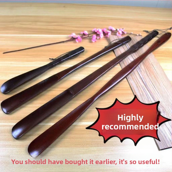 Täispuidust kingatõmmits majapidamises, pika käepidemega, eakad rasedad naised, mitte painutatud kingatõmmits, kulunud kinga artefakt, puidust kingatõmmits, säästab aega