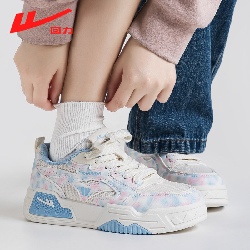 „Warrior“ pavasario populiarūs balti moteriški bateliai 2024 m. nauji nišiniai universalūs minkšto dugno sportiniai bateliai, lentos formos bateliai, kamuoliuko formos bateliai.