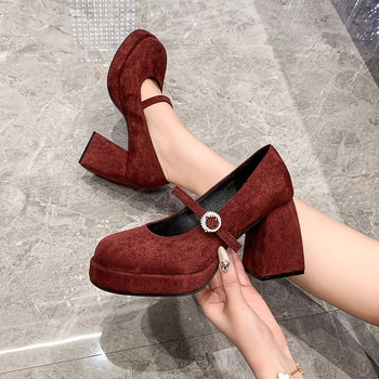 Išsiųsta, nauja. Juoda chaki spalvos, raudona, suaugusiesiems. Sandėlyje. Drobiniai, kiti vyriški žemo viršutinio spyruoklinio gumos batai.