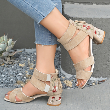 Ευρωπαϊκά και αμερικανικά κεντημένα λουλούδια με ανοιχτή τσάντα στα δάχτυλα, ρωμαϊκά παπούτσια γυναικών 2025, νέα χοντρά ψηλοτάκουνα σανδάλια για μεγάλα μεγέθη, μοντέρνα σανδάλια