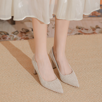 Χρυσά γαλλικά νυφικά παπούτσια με χοντρό τακούνι για γυναίκες 2023, νέο νυφικό Xiuhe για δύο νυφικά παπούτσια, χωρίς κουρασμένα πόδια, κρυστάλλινα παπούτσια
