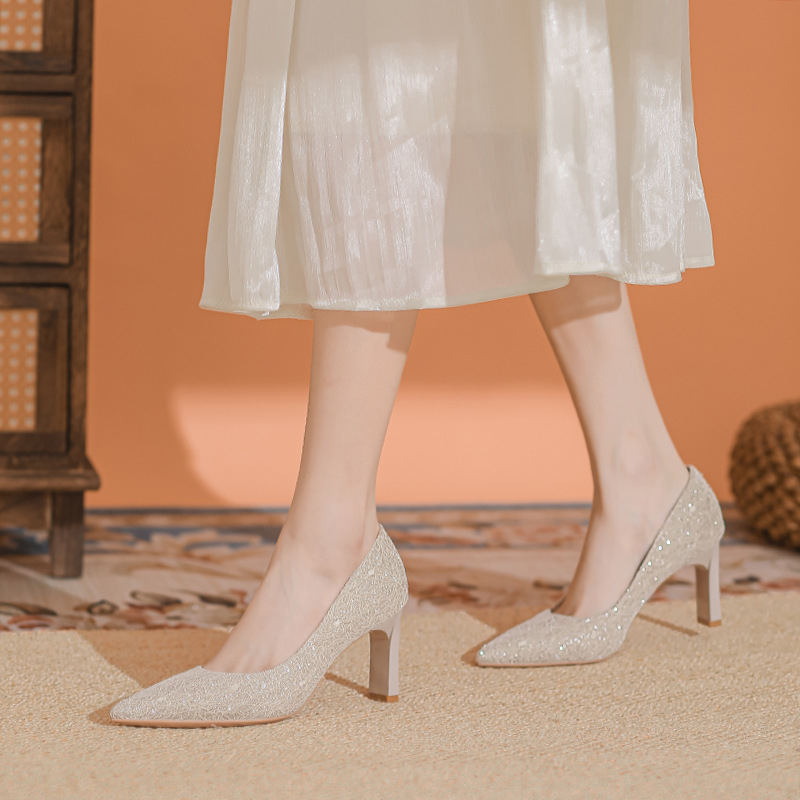 Χρυσά γαλλικά νυφικά παπούτσια με χοντρό τακούνι για γυναίκες 2023, νέο νυφικό Xiuhe για δύο νυφικά παπούτσια, χωρίς κουρασμένα πόδια, κρυστάλλινα παπούτσια