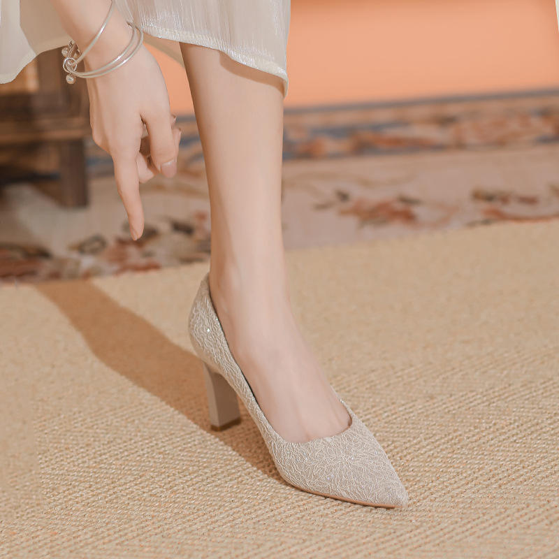 Χρυσά γαλλικά νυφικά παπούτσια με χοντρό τακούνι για γυναίκες 2023, νέο νυφικό Xiuhe για δύο νυφικά παπούτσια, χωρίς κουρασμένα πόδια, κρυστάλλινα παπούτσια