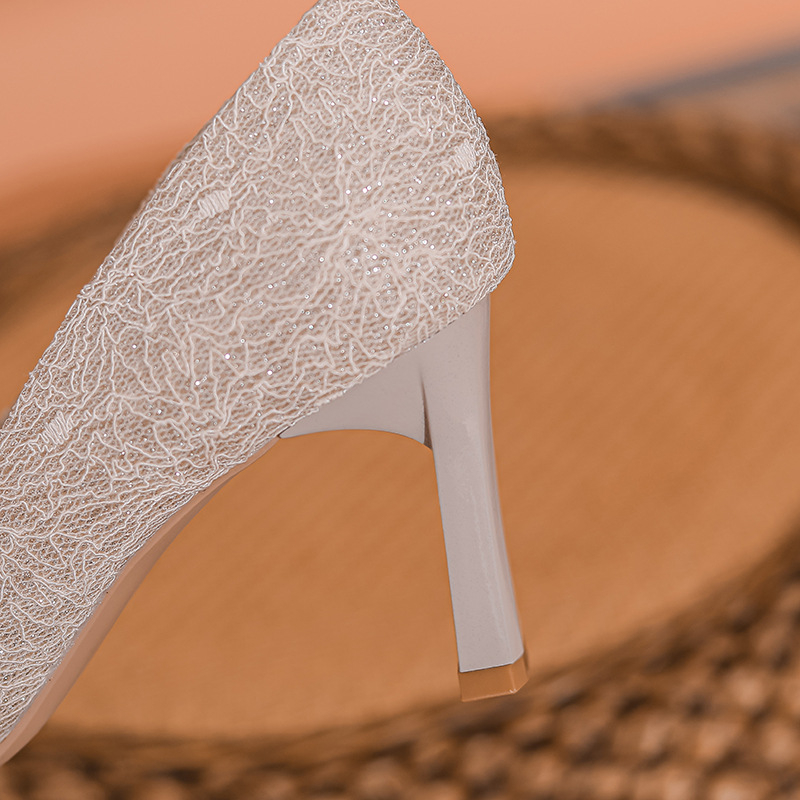 Χρυσά γαλλικά νυφικά παπούτσια με χοντρό τακούνι για γυναίκες 2023, νέο νυφικό Xiuhe για δύο νυφικά παπούτσια, χωρίς κουρασμένα πόδια, κρυστάλλινα παπούτσια