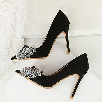 2024 Χειμερινά Νέα Παπούτσια με Λεπτό Τακούνι και Μυτερό Στόμα, Γυναικεία Παπούτσια με Χάντρες και Λεπτό Τακούνι για το Εξωτερικό Εμπόριο