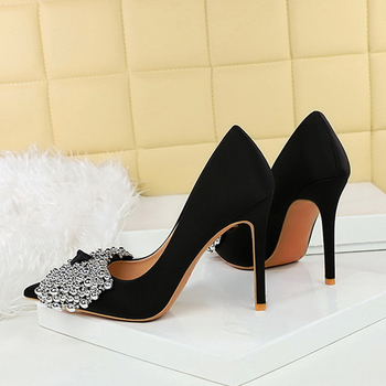 2024 Χειμερινά Νέα Παπούτσια με Λεπτό Τακούνι και Μυτερό Στόμα, Γυναικεία Παπούτσια με Χάντρες και Λεπτό Τακούνι για το Εξωτερικό Εμπόριο