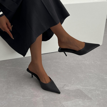 Elegantné dámske papuče Baotou vo francúzskom štýle, vrchné oblečenie 2025, nový štýl, letné tenké podpätky, špicaté čierne sandále na vysokom podpätku