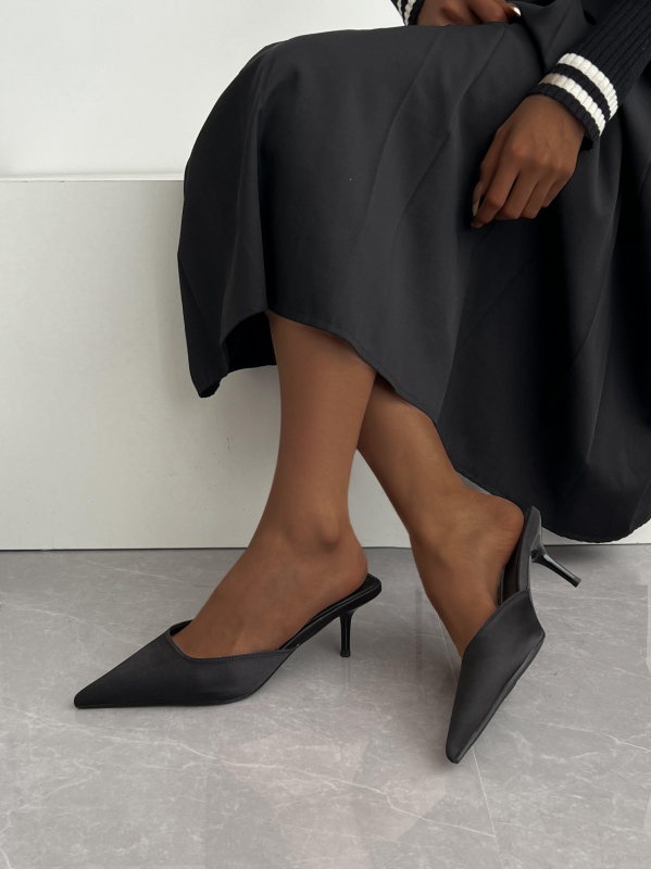 Elegantné dámske papuče Baotou vo francúzskom štýle, vrchné oblečenie 2025, nový štýl, letné tenké podpätky, špicaté čierne sandále na vysokom podpätku