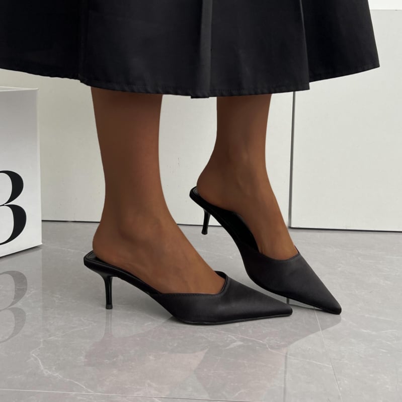 Elegantné dámske papuče Baotou vo francúzskom štýle, vrchné oblečenie 2025, nový štýl, letné tenké podpätky, špicaté čierne sandále na vysokom podpätku