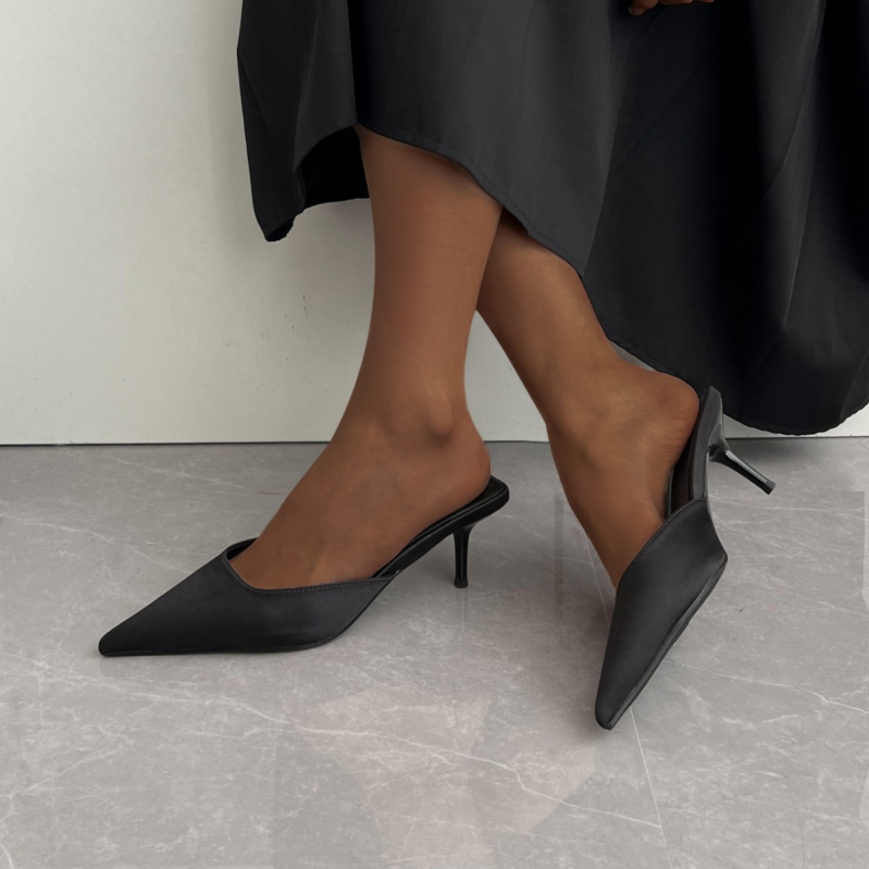 Elegantné dámske papuče Baotou vo francúzskom štýle, vrchné oblečenie 2025, nový štýl, letné tenké podpätky, špicaté čierne sandále na vysokom podpätku