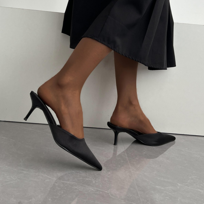 Elegantné dámske papuče Baotou vo francúzskom štýle, vrchné oblečenie 2025, nový štýl, letné tenké podpätky, špicaté čierne sandále na vysokom podpätku