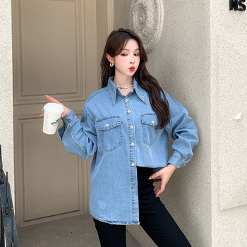 Imagine reală a cămășii retro din denim pentru femei, primăvara 2025, design de toamnă și iarnă, cu straturi interioare de nișă.