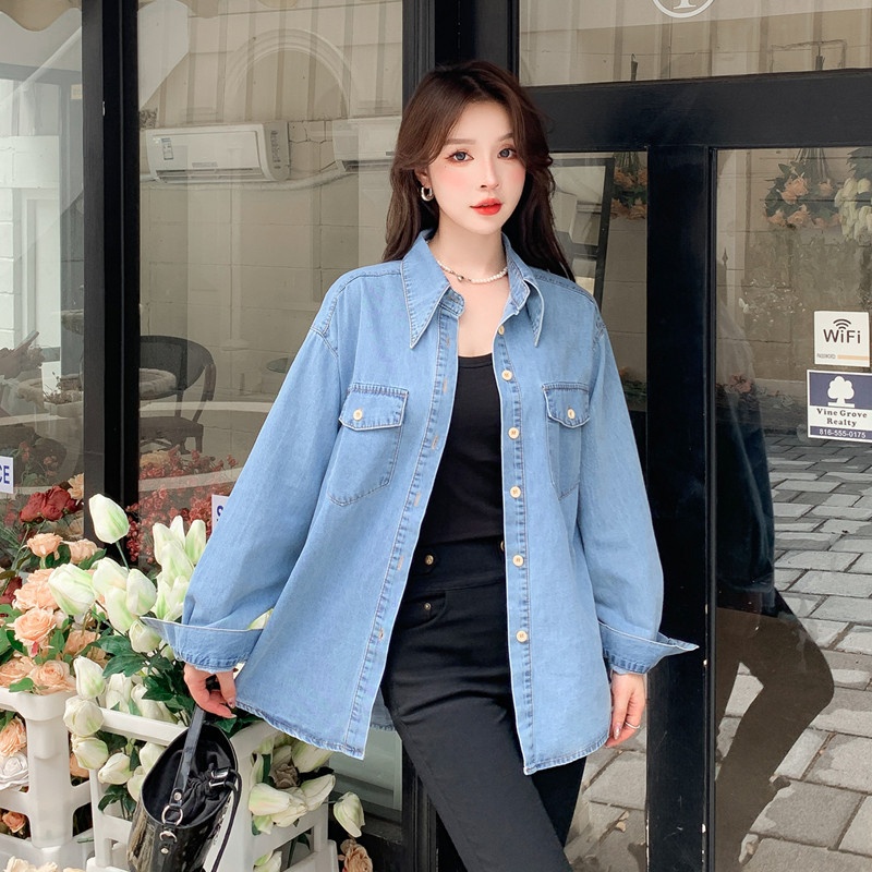 Imagine reală a cămășii retro din denim pentru femei, primăvara 2025, design de toamnă și iarnă, cu straturi interioare de nișă.