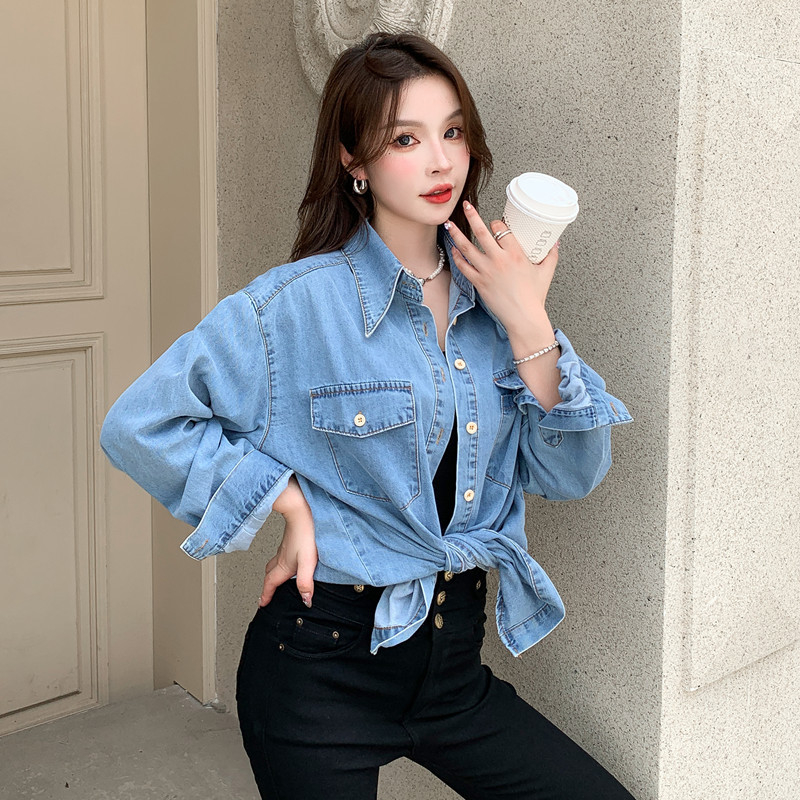 Imagine reală a cămășii retro din denim pentru femei, primăvara 2025, design de toamnă și iarnă, cu straturi interioare de nișă.