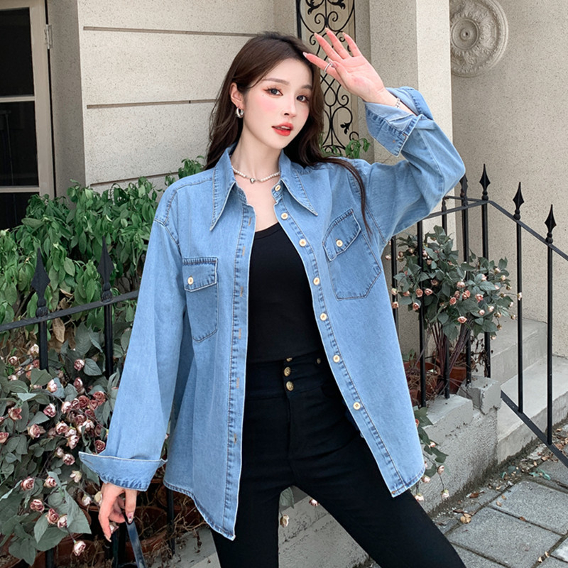 Imagine reală a cămășii retro din denim pentru femei, primăvara 2025, design de toamnă și iarnă, cu straturi interioare de nișă.