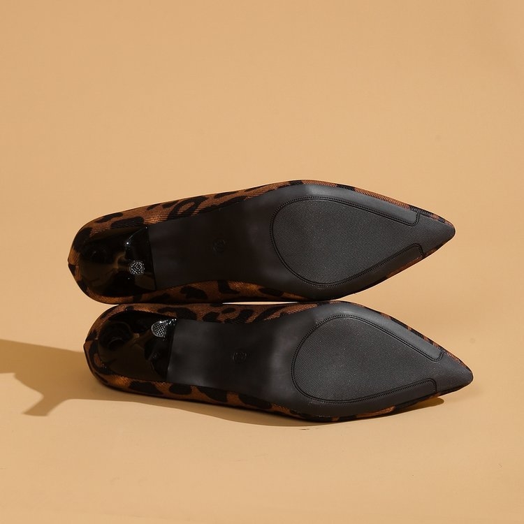 Tocuri înalte franceze pentru femei 2025 primăvara și toamna nouă imprimeu leopard modă nu picioare obosite toc stiletto gura superficială ascuțit pantofi single plus mărime