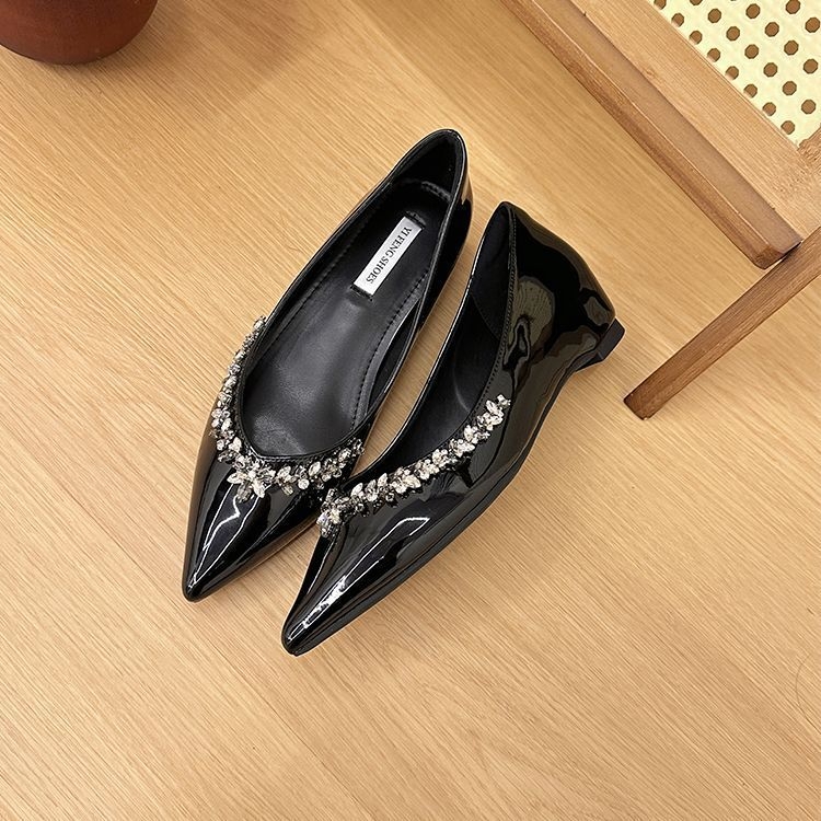 Pantofi mici cu talpă joasă și talpă moale pentru femei, model Joker, primăvara 2025, cu talpă moale și strasuri, cu fustă, din piele lăcuită, cu talpă înaltă, pentru femei