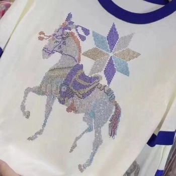 Šaltinis Moterų drabužių fabriko didmeninė prekyba animaciniais filmukais, karštais deimantiniais ponių marškinėliais, megztais apvalia kaklu, trumpomis rankovėmis, mielais laisvalaikio stiliaus marškinėliais