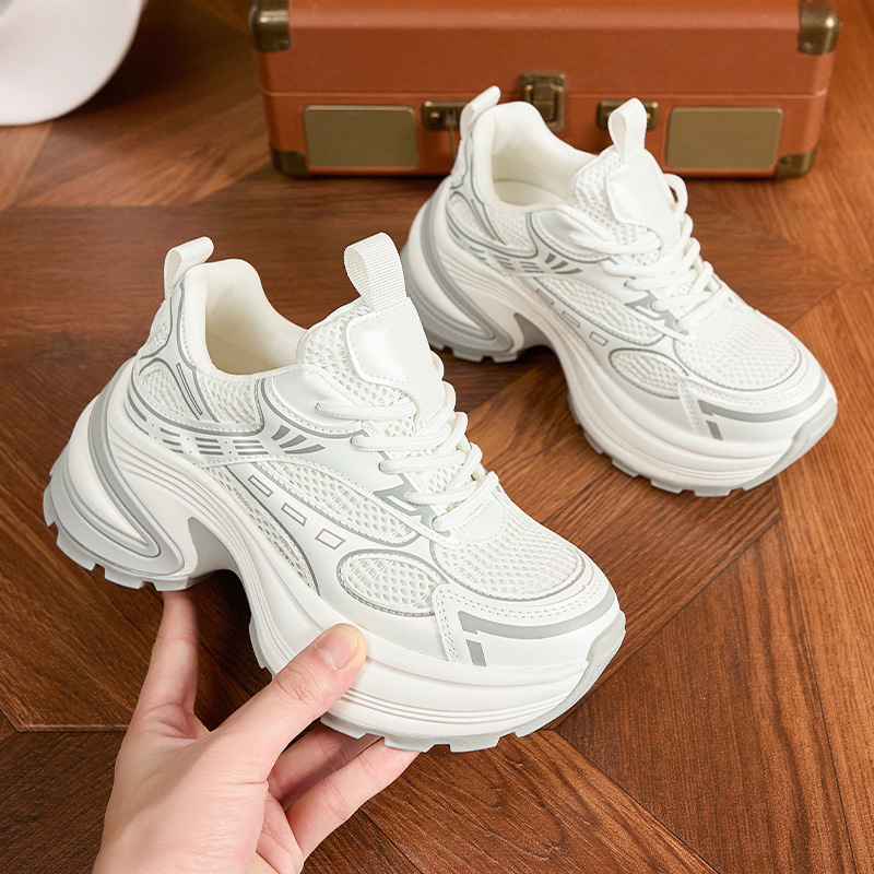 2025 m. nauji rudens bateliai tėčiui – itin populiarūs storapadžiai laisvalaikio bateliai smulkiems žmonėms, skirti padidinti ūgį, ir liekninantys sportiniai bateliai moterims.