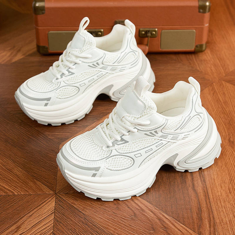 2025 m. nauji rudens bateliai tėčiui – itin populiarūs storapadžiai laisvalaikio bateliai smulkiems žmonėms, skirti padidinti ūgį, ir liekninantys sportiniai bateliai moterims.